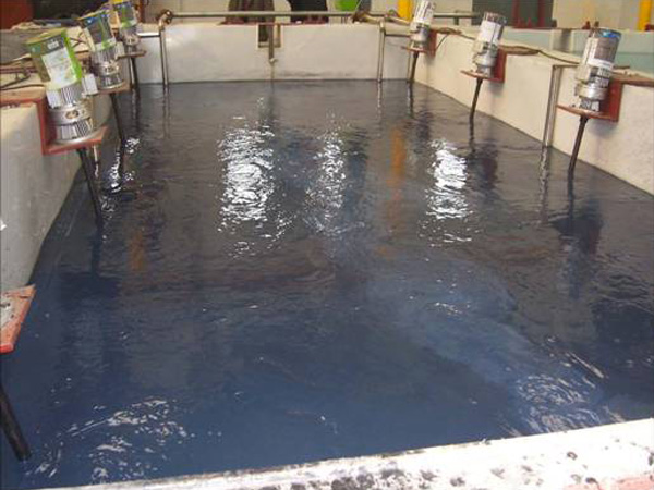 Self-swimming coating equipment